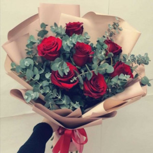 Букет из 7 красных роз с веточками эвкалипта в крафтовой упаковке