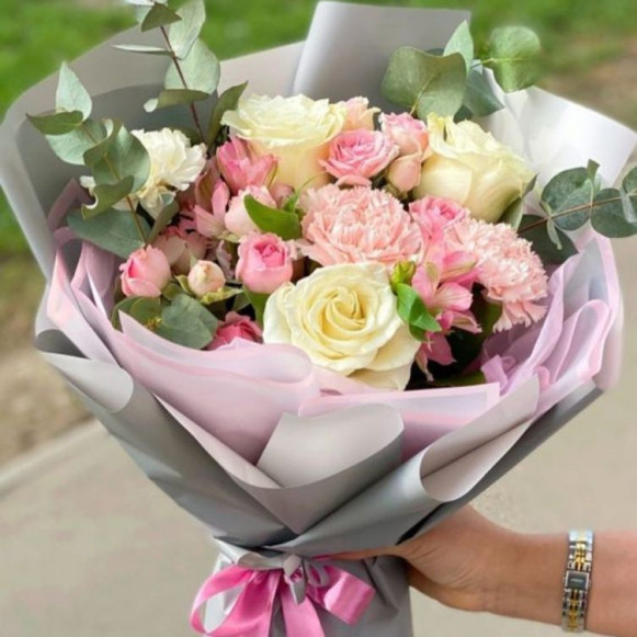 Букет микс из 7 роз с цветами гвоздики в Москве