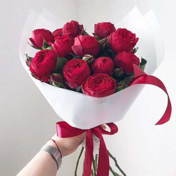 Яркий букет из 7 пионовидных красных роз в Москве