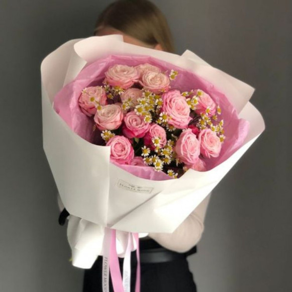 Букет из 7 пионовидных роз с веточками ромашки в Москве