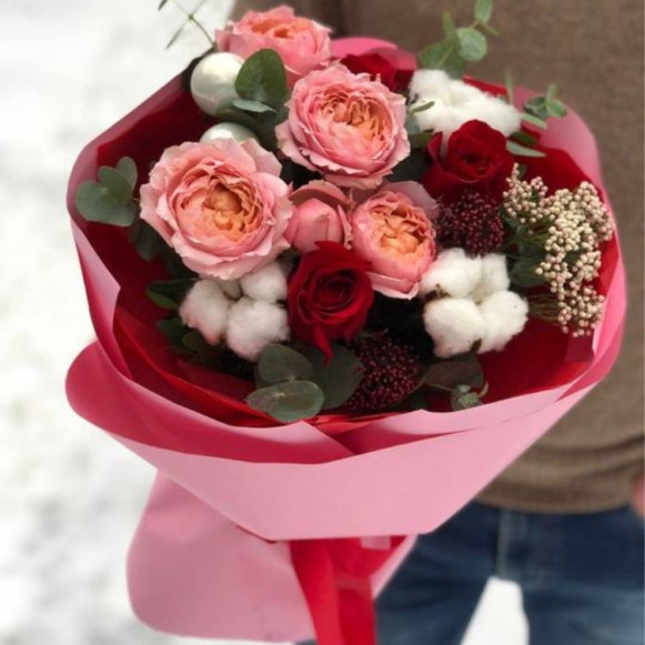 Букет микс из 7 роз с хлопком и веточками эвкалипта в Москве