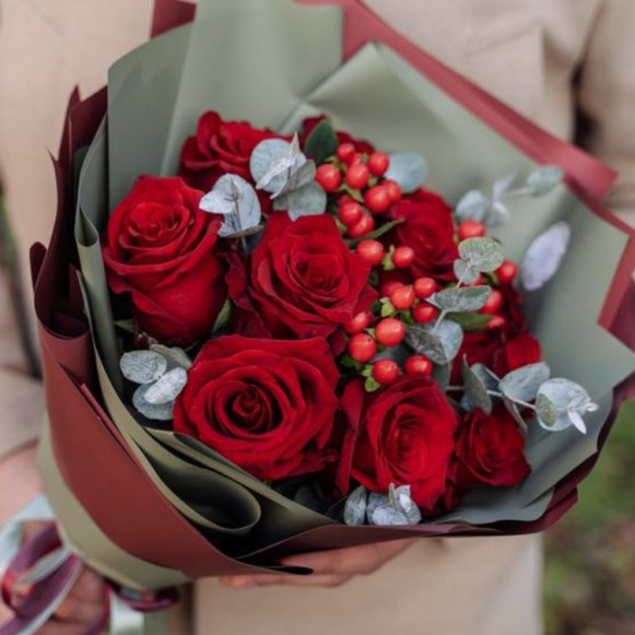 Букет из 7 красных роз с гиперикумом в Москве