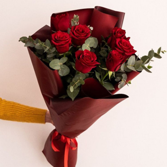 Букет из 7 красных роз с эвкалиптом в Москве