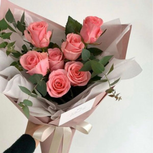 7 розовых роз с зеленью в букете