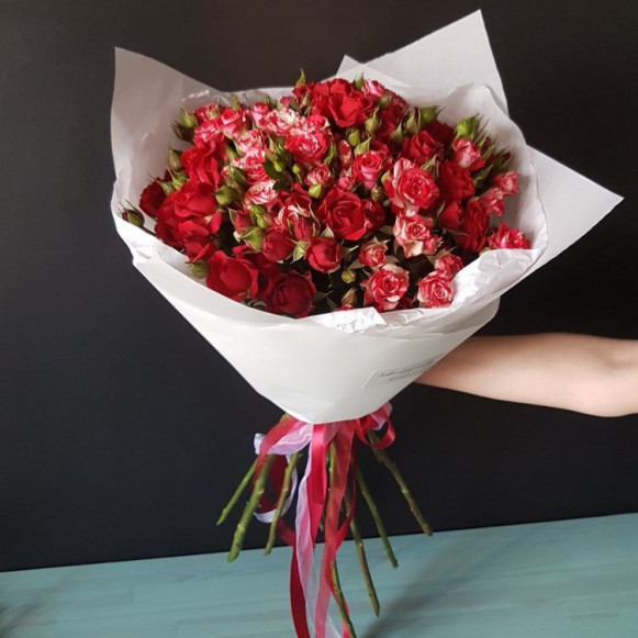 Букет из 9 кустовых роз в нежной упаковке в Москве