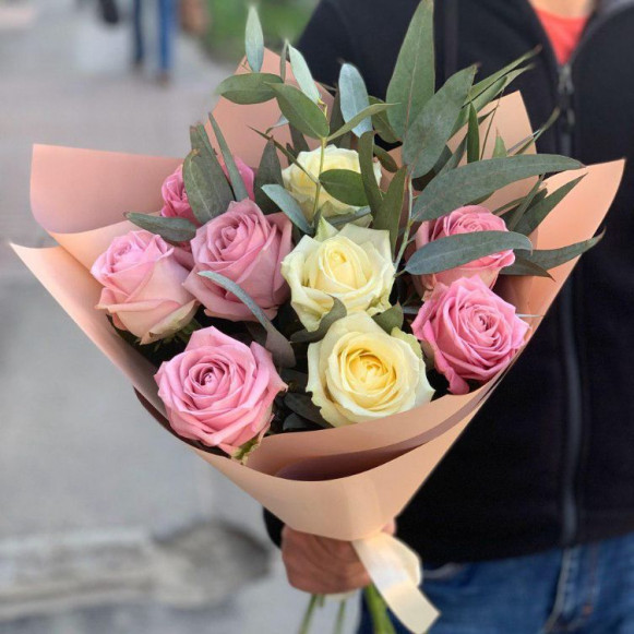 Микс из 9 розовых и белых роз с веточками эвкалипта в Москве