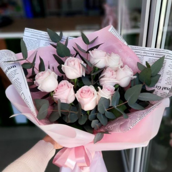 Букет из 9 розовых роз с веточками эвкалипта в Москве
