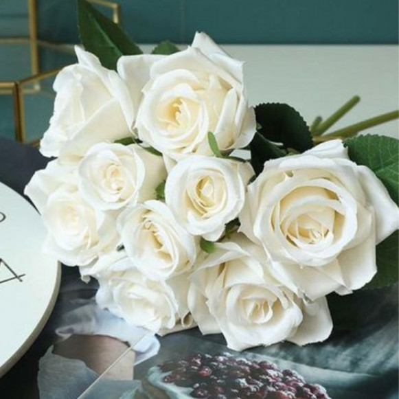 Букет из 9 белых роз с лентами в Москве