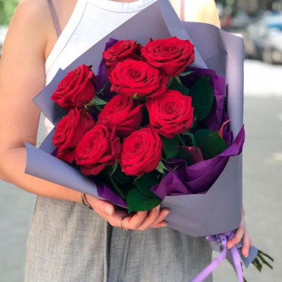Букет из 9 красных роз с яркой упаковкой в Москве