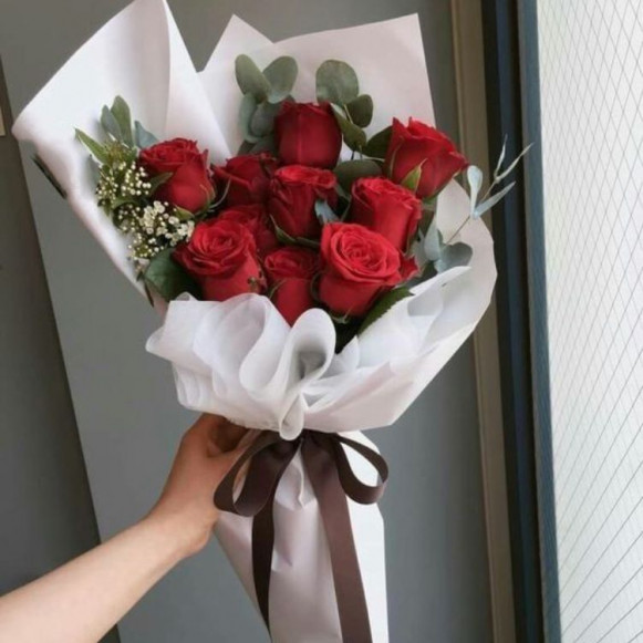 Букет из 9 красных роз с веточками зелени в Москве