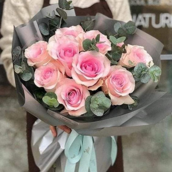 Нежный букет из 9 розовых роз с веточками эвкалипта в Москве