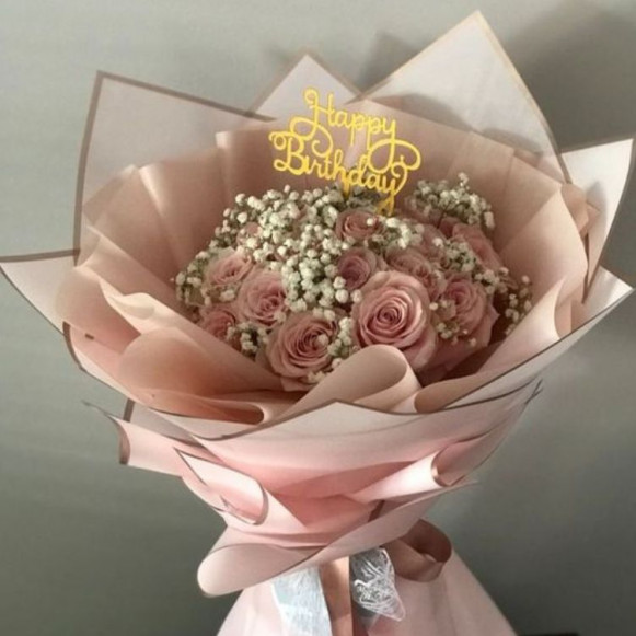 Букет 15 кремовых роз с гипсофилой и топпером в Москве