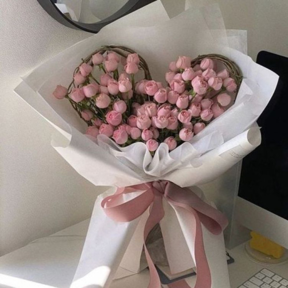 Букет 15 кустовых роз в виде сердца в Москве