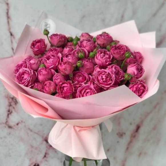Букет 15 пионовидных роз в розовой упаковке в Москве