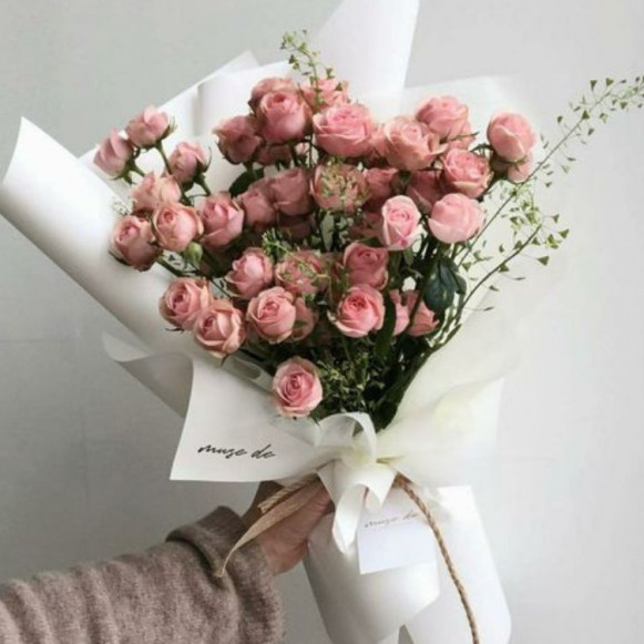 Букет 15 розовых кустовых роз с упаковкой в Москве
