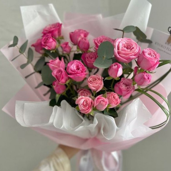 Букет из 7 розовых кустовых роз в Москве