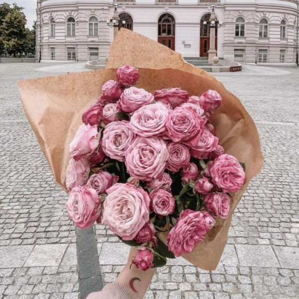 Букет 9 веток кустовой розы в крафте в Москве
