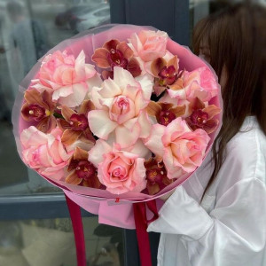 Букет орхидей с розами в упаковке