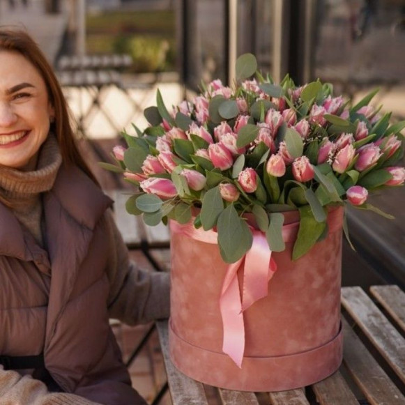 Композиция 101 розовый тюльпан в коробке в Москве