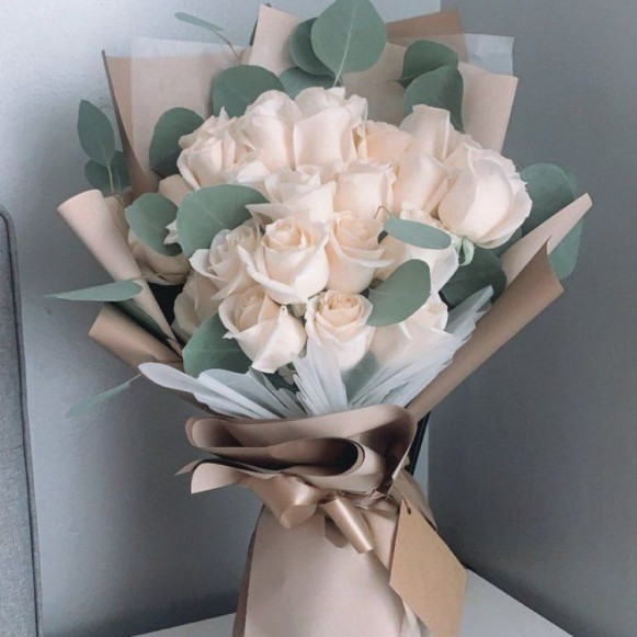 Букет 15 белых роз с эвкалиптом и упаковкой в Москве