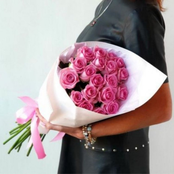 Букет 15 розовых роз с оформлением в Москве