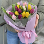 Букет 15 тюльпанов микс с розовым оформлением