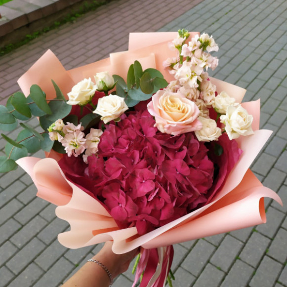 Сборный букет с гортензией и пионовидными розами в Москве