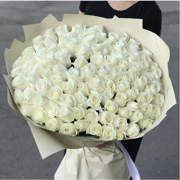 Букет 101 белая роза с пышным оформлением в Москве