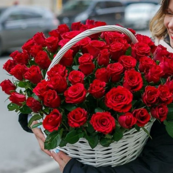 Корзина 101 красная роза с оформлением в Москве