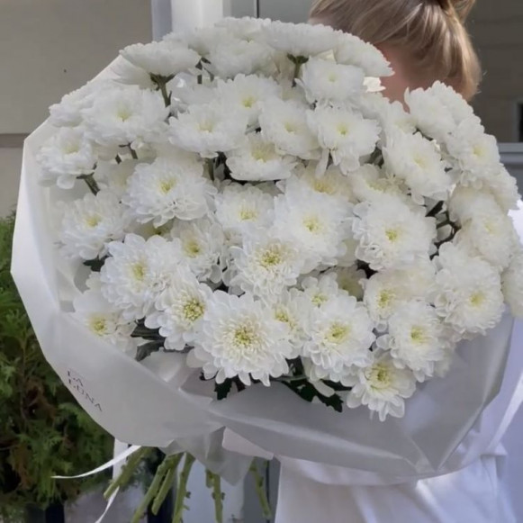 Букет 15 веток белой кустовой хризантемы с оформлением в Москве