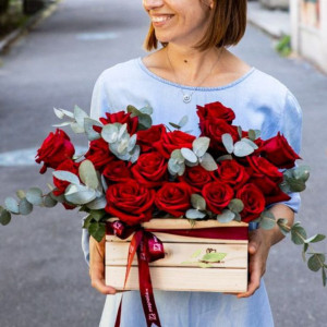 Композиция из 21 красной розы в деревянной коробке