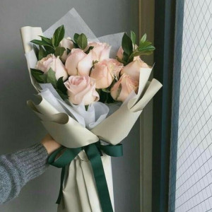 Букет 11 розовых роз с зеленью и упаковкой