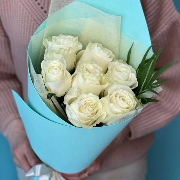 Букет 7 белых роз в голубой упаковке в Москве