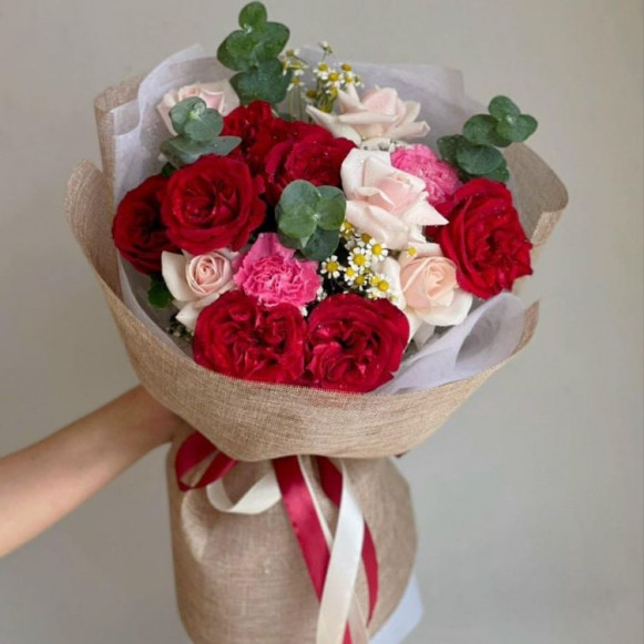 Сборный букет с красными пионовидными розами в Москве