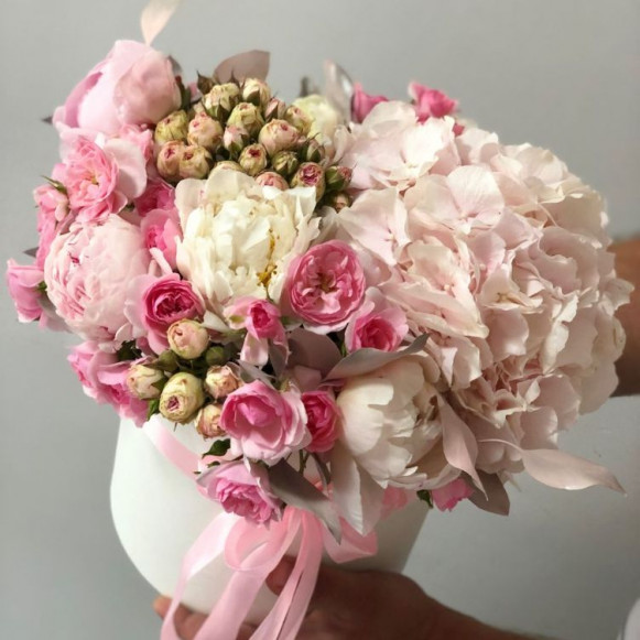 Коробка с цветами в розовых тонах с добавлением пионов