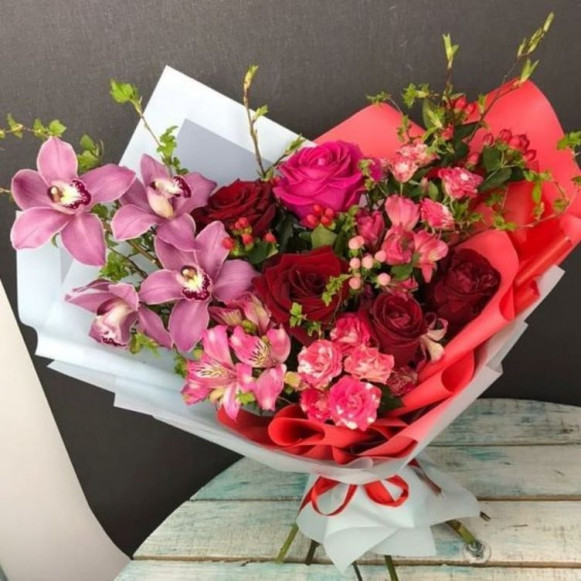 Сборный букет в розово-красных тонах с орхидеями