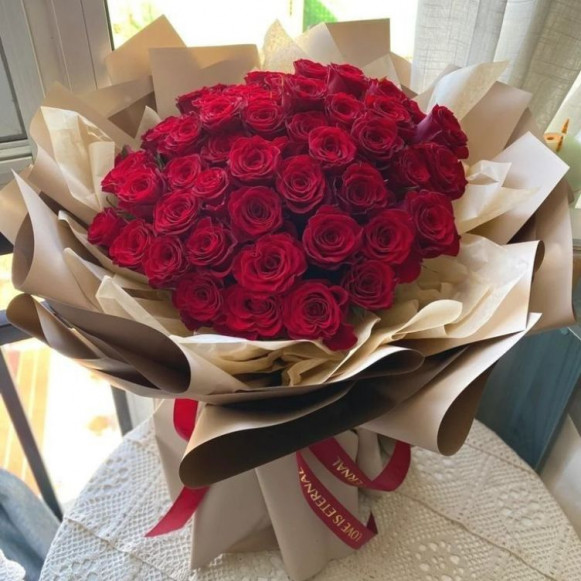 Букет 31 красная роза в крафт упаковке в Москве