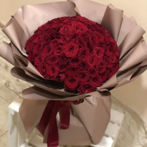Букет 51 красная роза в крафтовой бумаге в Москве