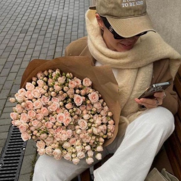 Букет 51 кустовая розовая роза в крафте в Москве