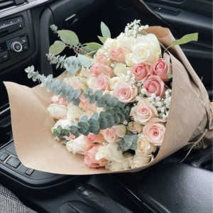 Сборный букет белые и розовые розы с гипсофилой в крафте
