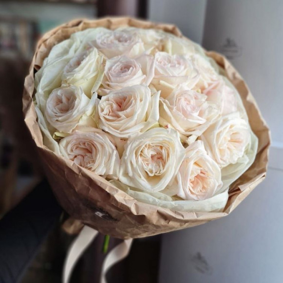 Букет 15 ароматных пионовидных роз в крафте в Москве