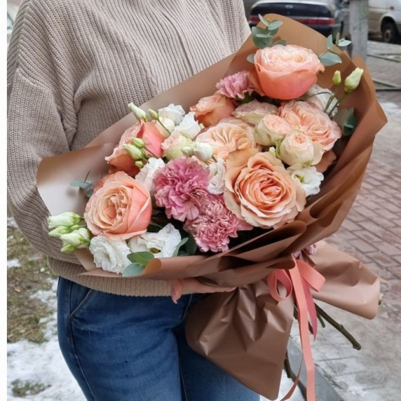 Сборный букет с одноголовой пионовидной розой в крафте в Москве