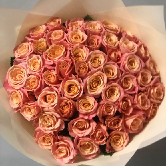 Букет 51 кремово-розовая роза в крафте в Москве