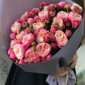 Букет одноголовых пионовидных роз и кустовых роз с упаковкой