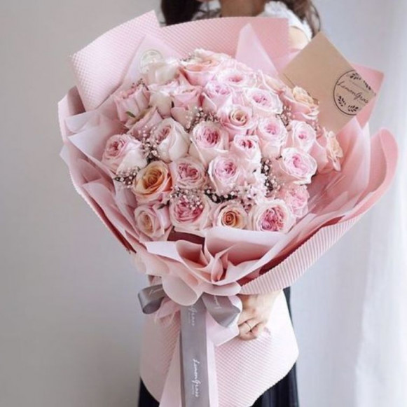 Букет 25 розовых роз с веточками гипсофилы