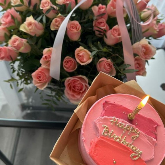 51 розовая роза в корзине и бенто торт в Москве
