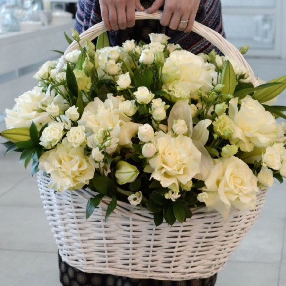 Большая корзина лилии и белые розы в Москве