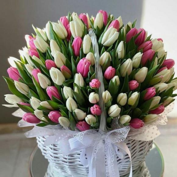 Большая корзина 151 тюльпан белый и розовый в Москве