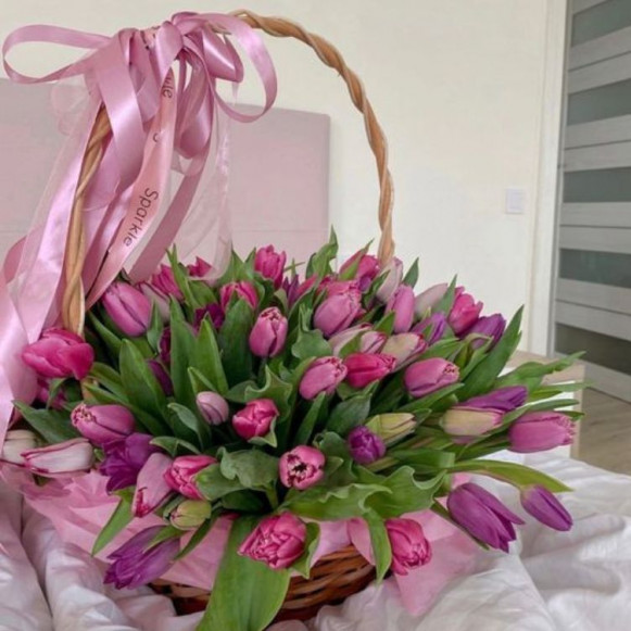 Корзина 51 розовый тюльпан с лентами в Москве