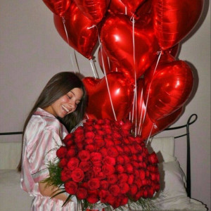 Большой букет 101 красная роза и 15 шаров красное сердце